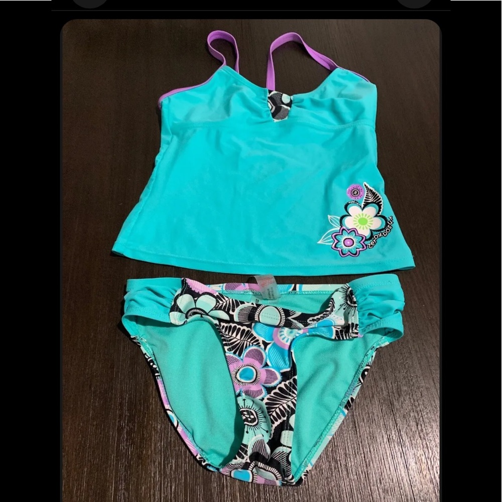 Preowned  Zero Xposur girls swimsuit size 12  color green  EUC!!!  2 piece.